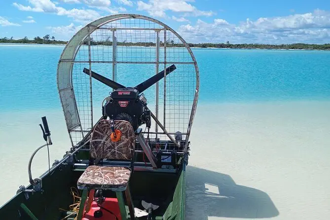 Airboat de MayaRay sobre agua cristalina y poco profunda