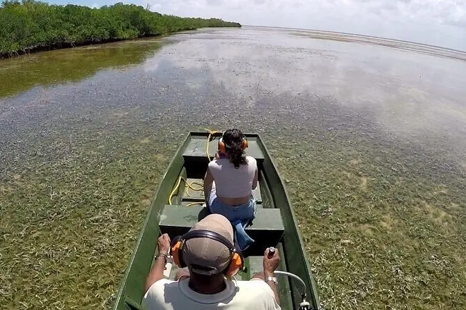 Airboat recorriendo las aguas poco profundas de la laguna