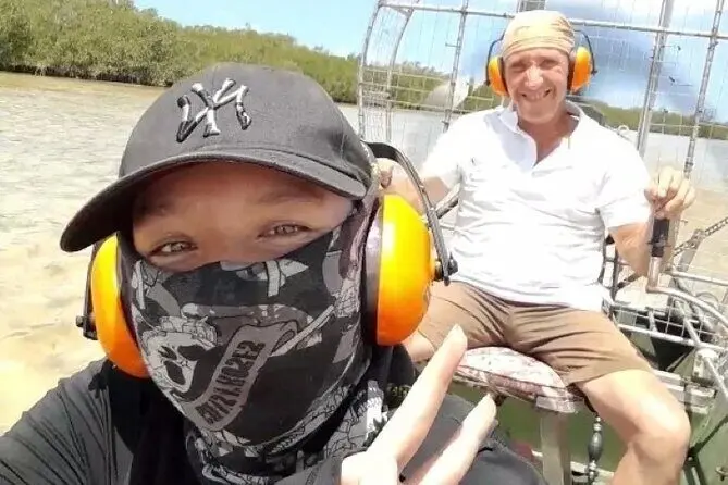 Visitantes de MayaRay listos para una aventura en airboat