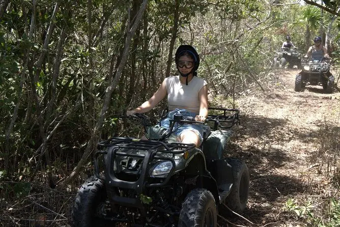 Persona entrando en un sendero de manglar en ATV en Isla Blanca