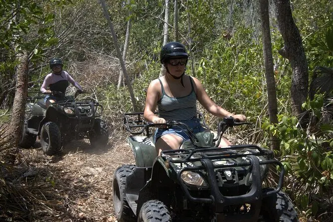 Grupo guiado en ATV por el sendero de Isla Blanca
