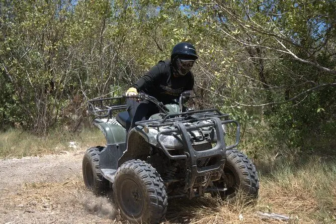Visitantes disfrutando un paseo en ATV por Isla Blanca