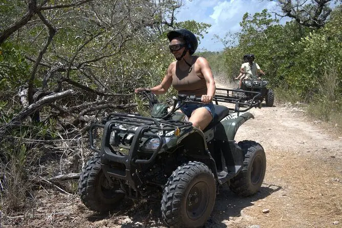 Aventura guiada en ATV por los senderos de Isla Blanca