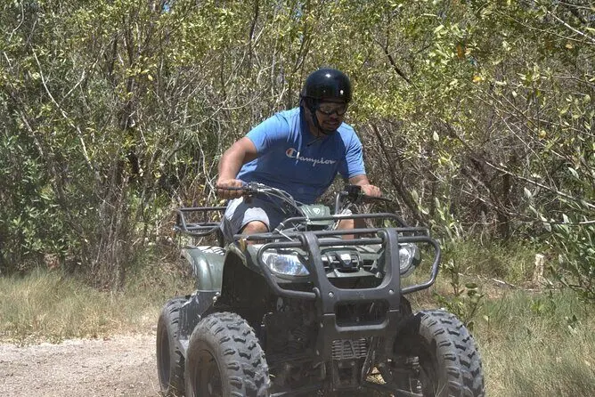 Aventura en ATV por un sendero tropical soleado