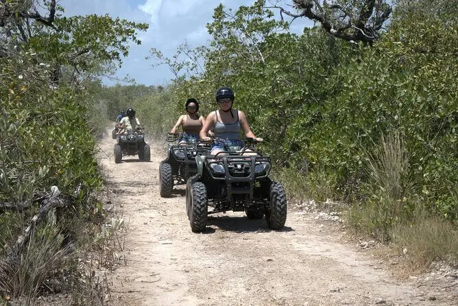 Persona en cuatrimoto por la selva tropical de Isla Blanca