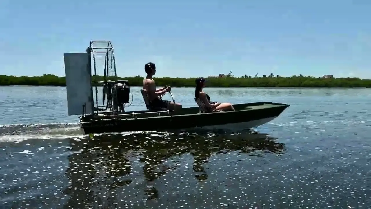 Airboat listo en la laguna turquesa de Isla Blanca